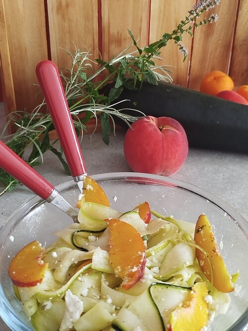 Salade tagliatelles courgette nectarine feta